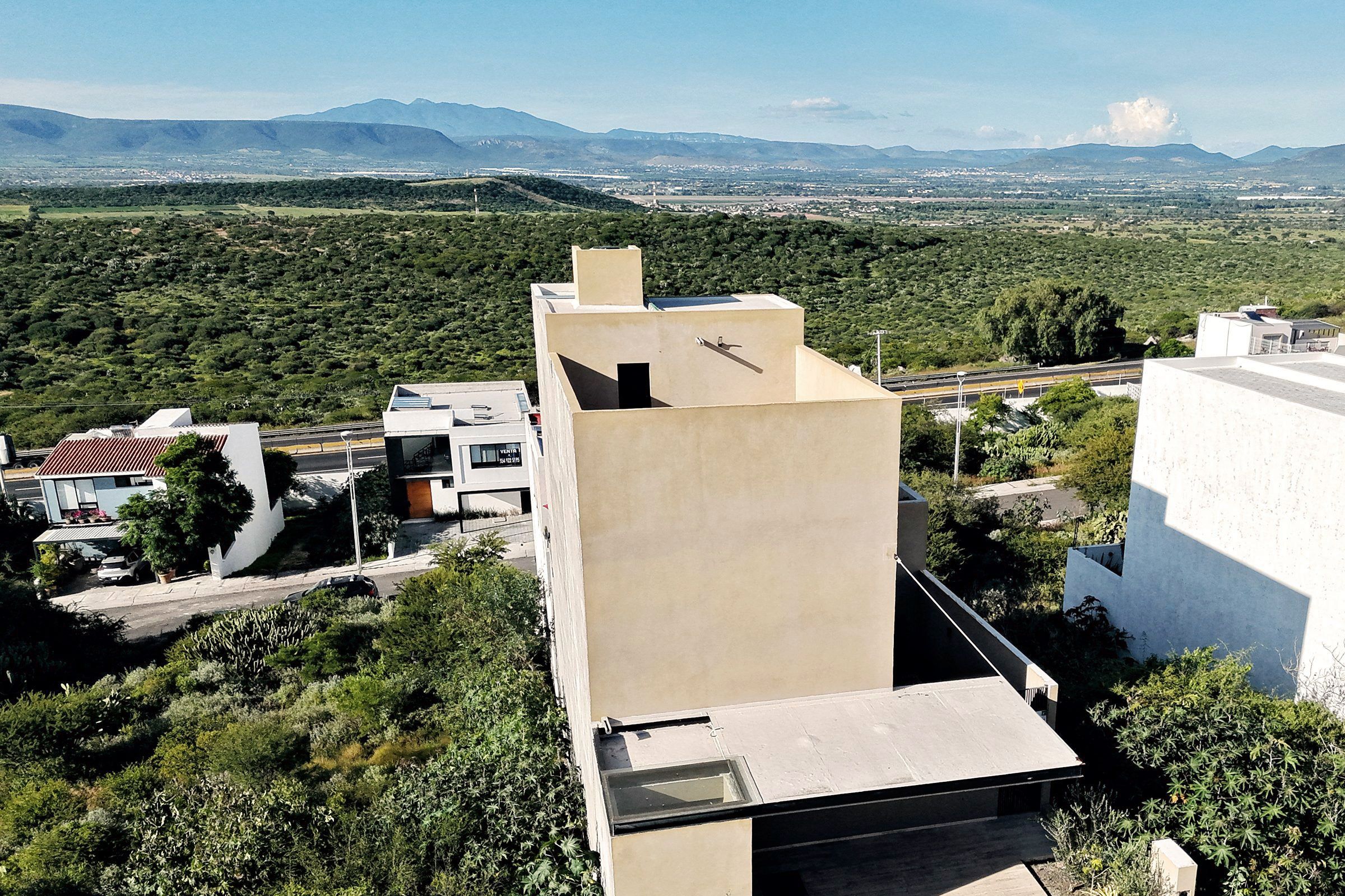 La casa contra el valle y la sierra, desde el dron