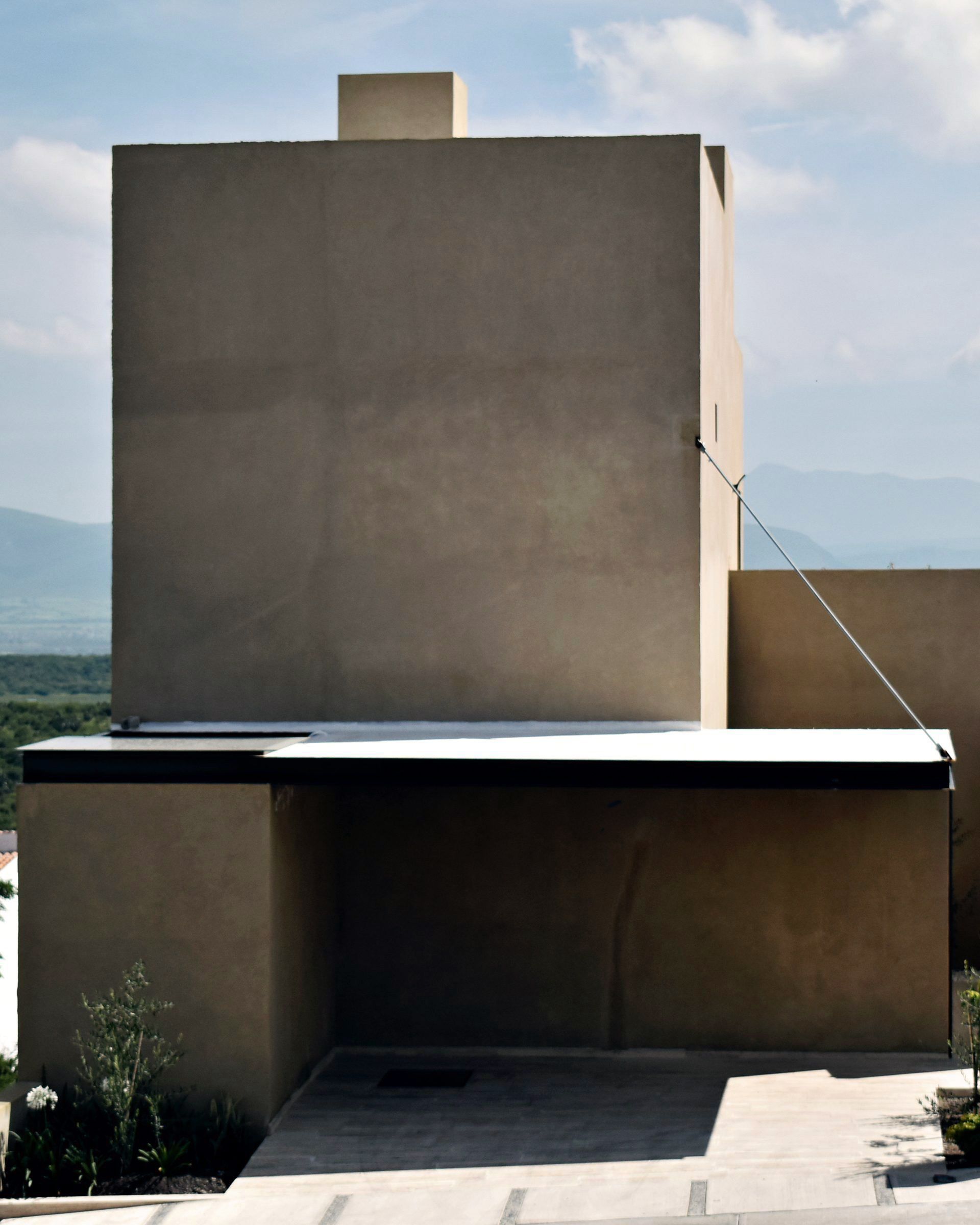 Cubo de barro contra el cielo