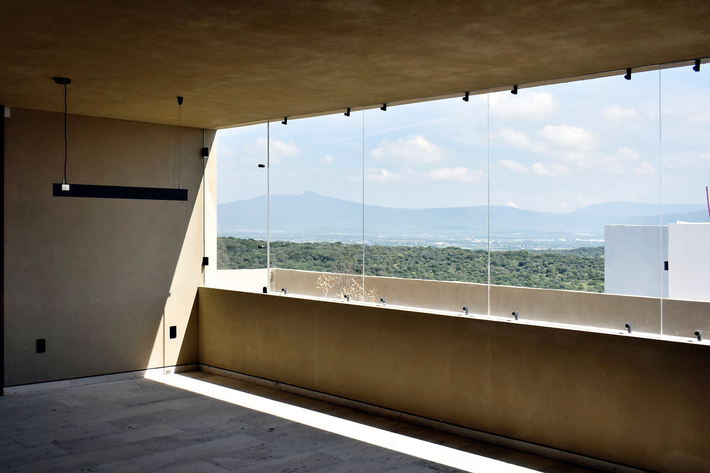 Sala con ventanal a la sierra
