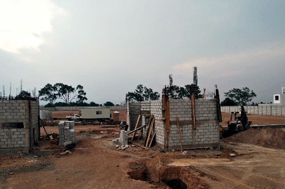 Muros perimetrales en obra