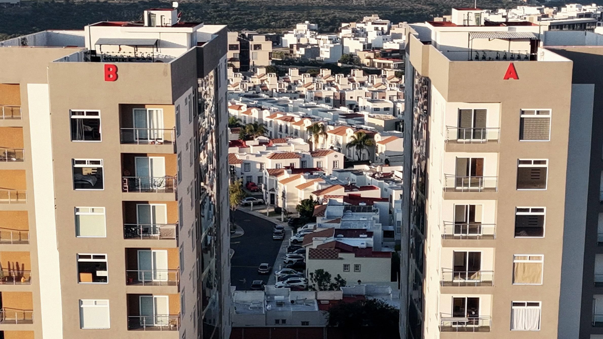 Las dos torres de Los Cantos desde el dron